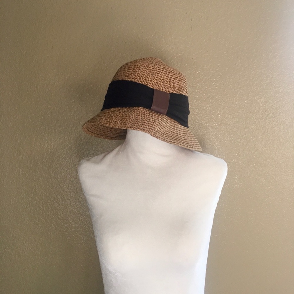 1920s style cloche straw hat